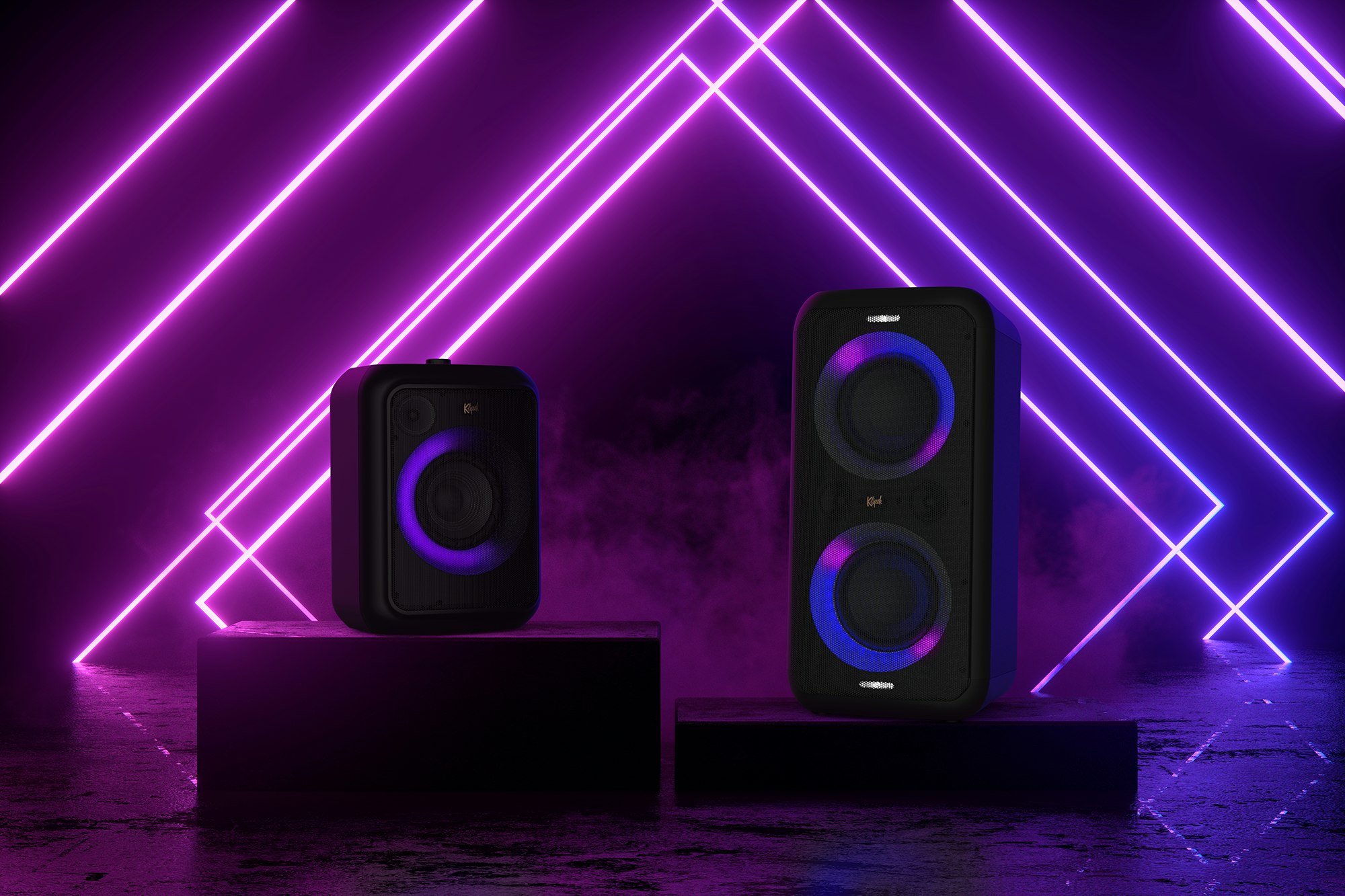 GIG XL and XXL on Podiums in Laser Light Room 2000x1333